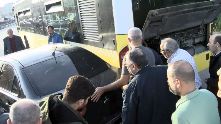 İstanbul'da daralan yolda İETT otobüsü ile kamyonet sıkışınca trafik felç oldu